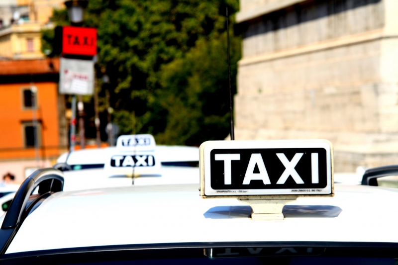 taxis-LE LAVANDOU-min_taxi_auto_rome_road_white-1051610